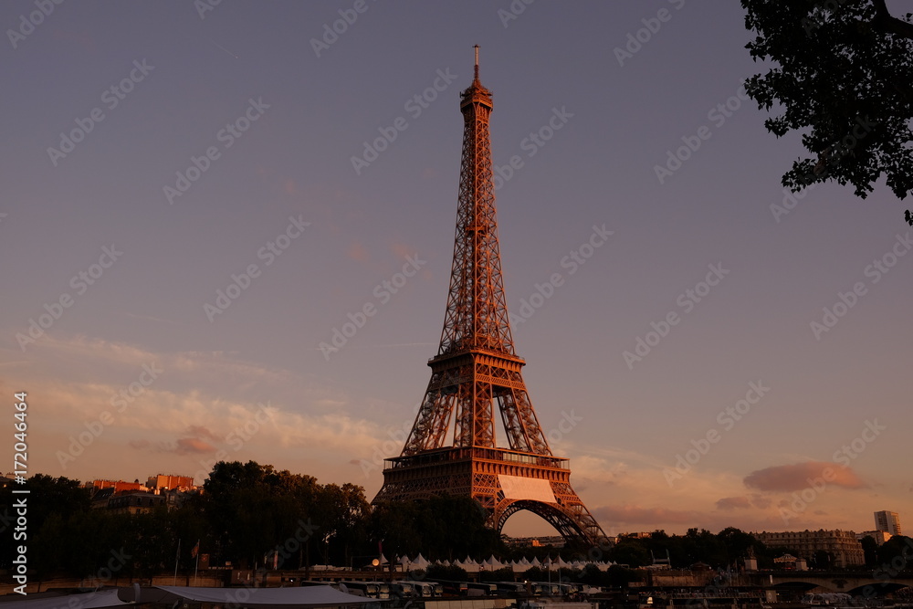 Momemt de coucher du Soleil à Paris, France
