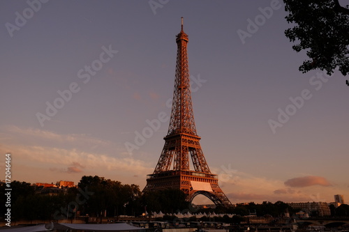 Momemt de coucher du Soleil à Paris, France © LASOUR