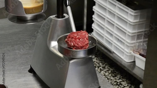 Maquina para hacer moldear carne cruda de hamburguesa. photo