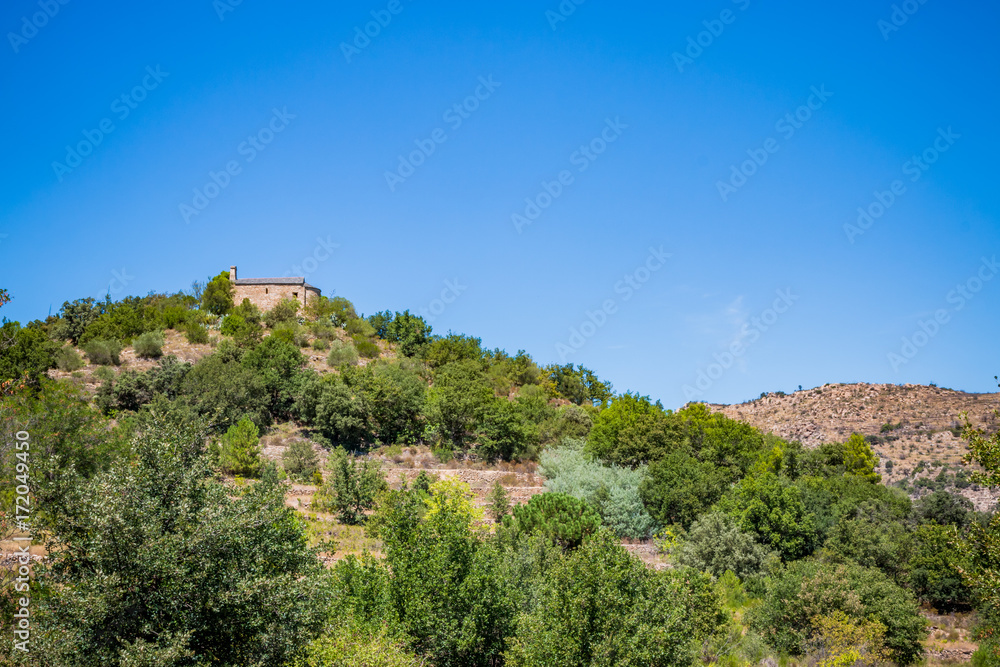 L'église Saint Père de Belloc au dessus du lac de Vinça