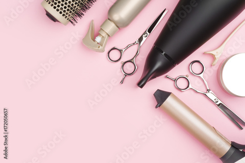 Photo Professional hairdressing tools on pink background with copy space