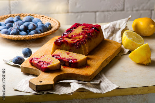 фотографія upside down plum and olive oil cake