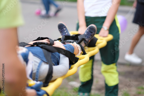 Fotografie, Obraz The rescue service evacuates the injured child on stretchers