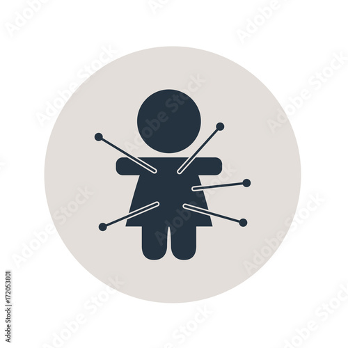 Icono plano muñeca vudú en circulo gris