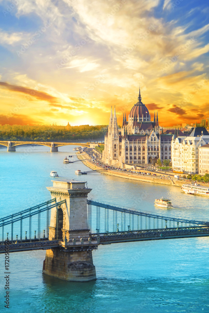 Obraz premium Piękny widok na węgierski parlament i most łańcuchowy w Budapeszcie, Węgry