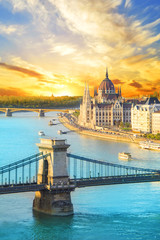 Fototapete Honigfarbe Schöne Aussicht auf das ungarische Parlament und die Kettenbrücke in Budapest, Ungarn  © marinadatsenko