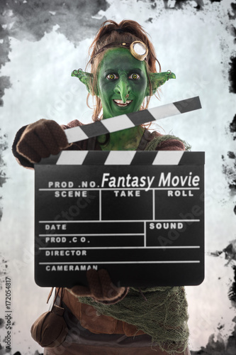 Bild auf Leinwand Grüner Kobold oder Goblin hält Regieklappe mit Text Fantasy Movie