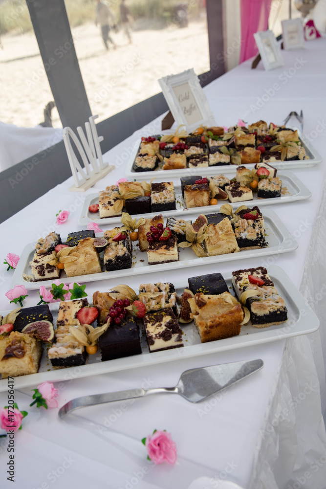 Kuchenbuffet mit Blechkuchen auf Hochzeit
