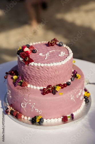 sommerliche Hochzeitstorte in pink mit Beeren