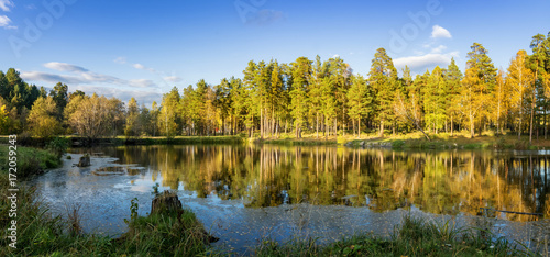панорама осеннего пейзажа с озером и лесом на берегу, Россия, Урал 