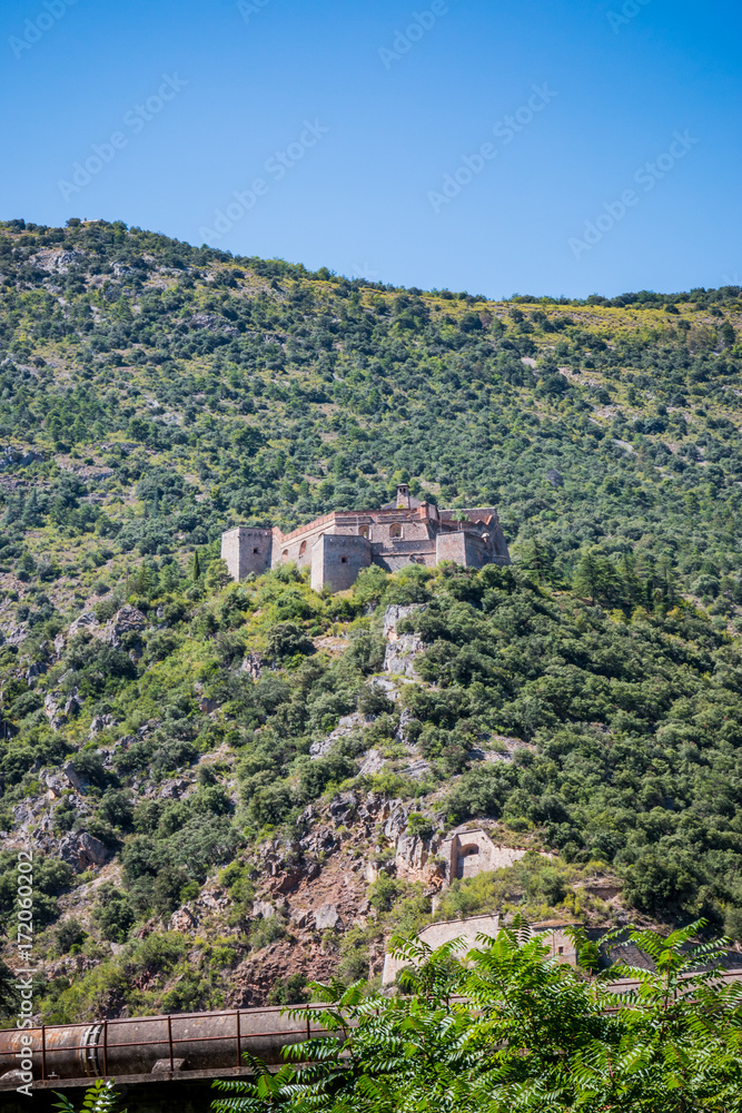 Fototapeta premium Le Fort Libéria au dessus de Villefranche de Conflent