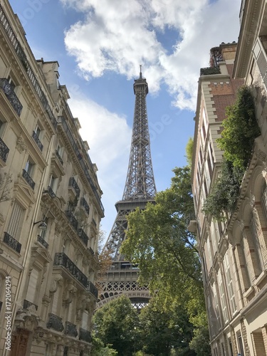 Tour Eiffel vue depuis une rue de Paris