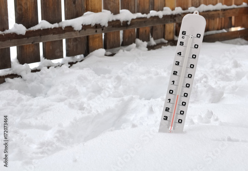thermomètre dans la neige affichant zéro