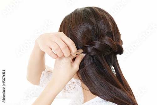 髪を結う女性