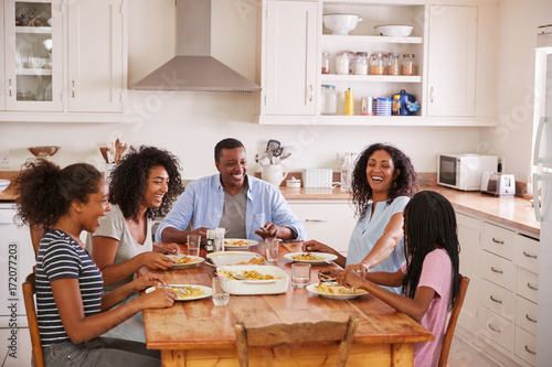 Canvas Print Family With Teenage Children Eating Meal In Kitchen