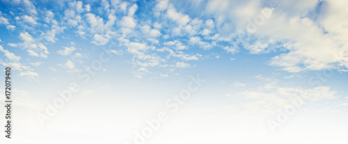 Jasne błękitne niebo i białe chmury