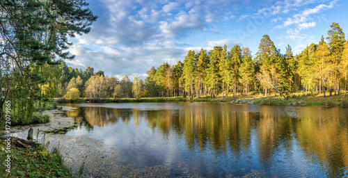 панорама осеннего пейзажа с озером и лесом на берегу, Россия, Урал, сентябрь 