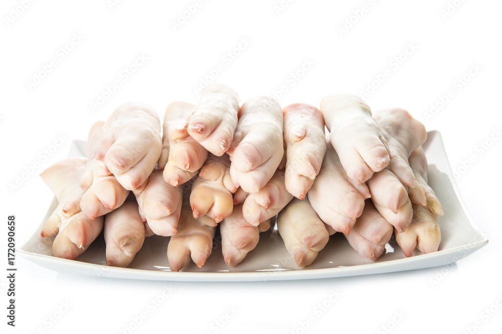 Manitas de cochinillo crudas, carne de cerdo aislada sobre fondo blanco Manitas de cochinillo crudas, carne de cerdo aislada sobre fondo blanco