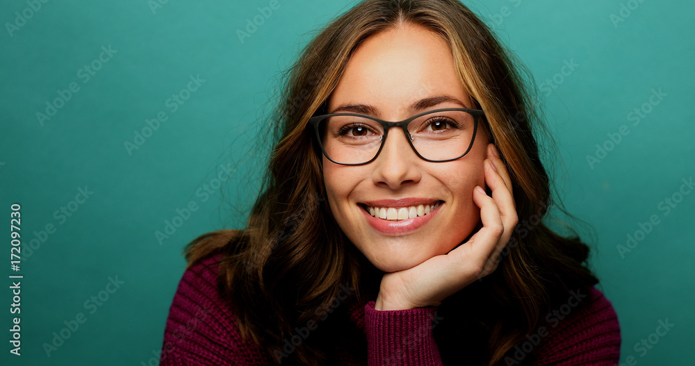 Smiling babe in glasses, looking at camera - obrazy, fototapety, plakaty 