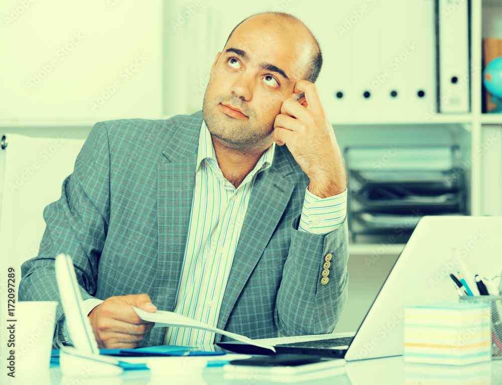 Naklejka premium Busy businessman in shirt worrying and thinking