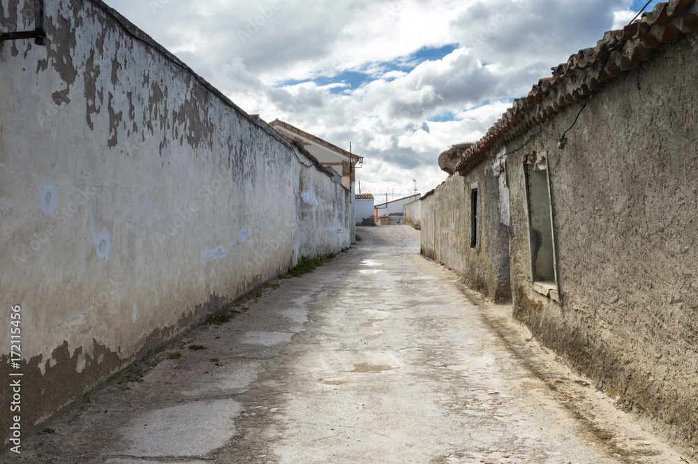 Una calle en Madrigal de las Altas Torres, Ávila, España Una calle en Madrigal de las Altas Torres, Ávila, España