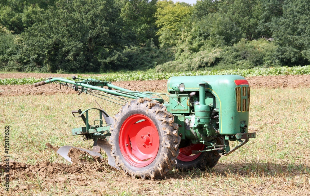 Naklejka premium Alter Kleintraktor mit Pflug