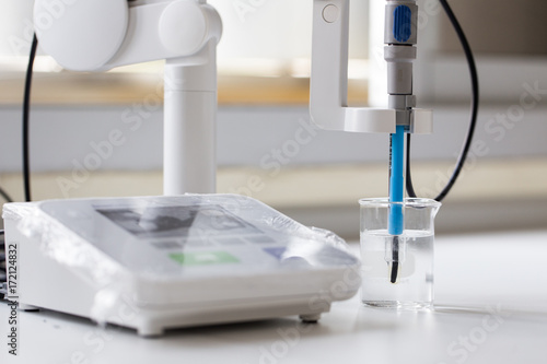 Fotografia Reference electrode (pH) and Experiment chemical in Lab.
