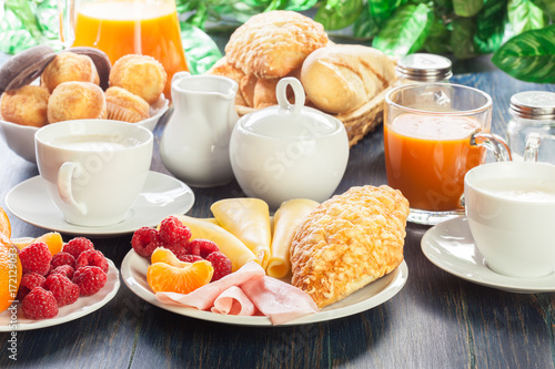 Billede på lærred Fresh and continental breakfast table