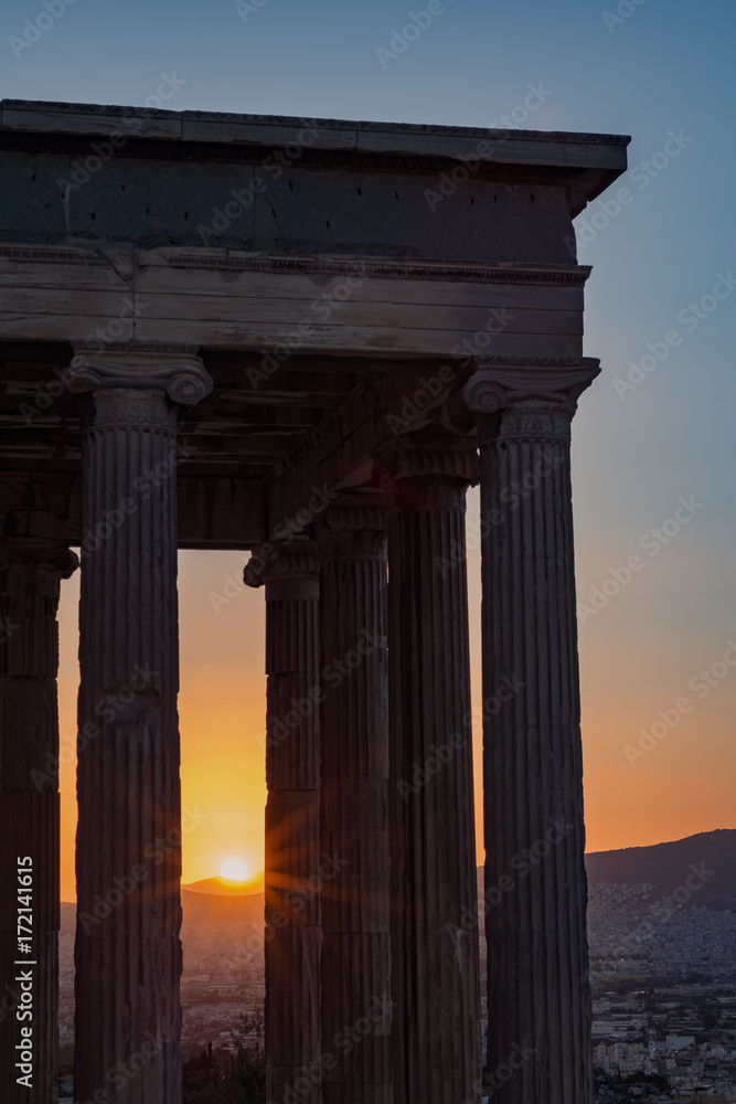 Tramonto sul tempio dell'Eretteo nel sito dell'Acropoli di Atene, Grecia	