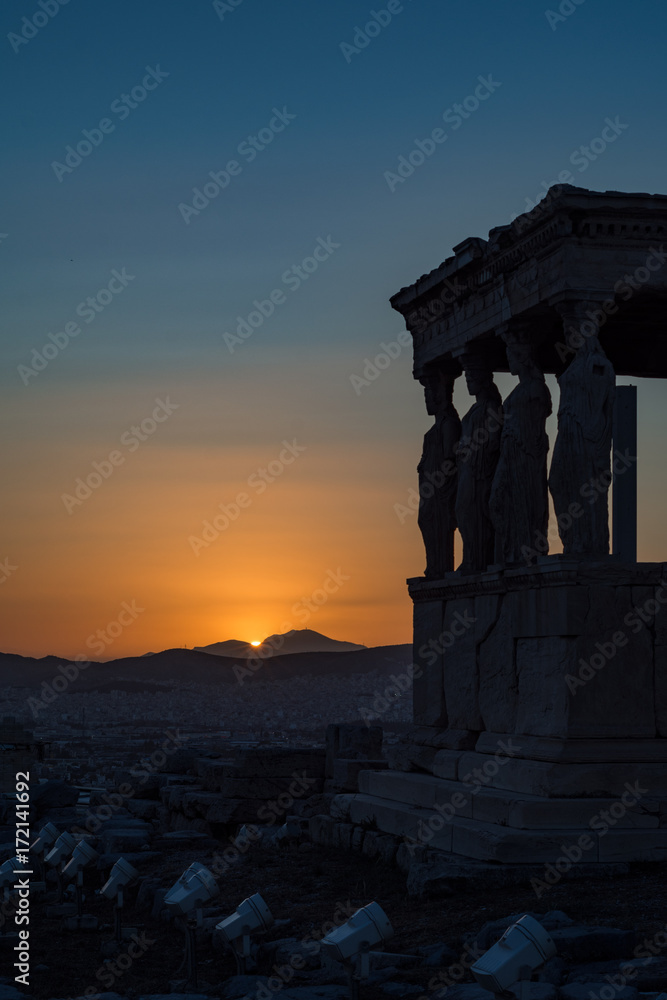 Tramonto sul tempio dell'Eretteo nel sito dell'Acropoli di Atene, Grecia