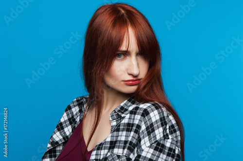Fotografia Offended young woman on blye background