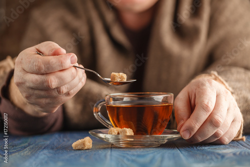 Male add sugar in hot tea
