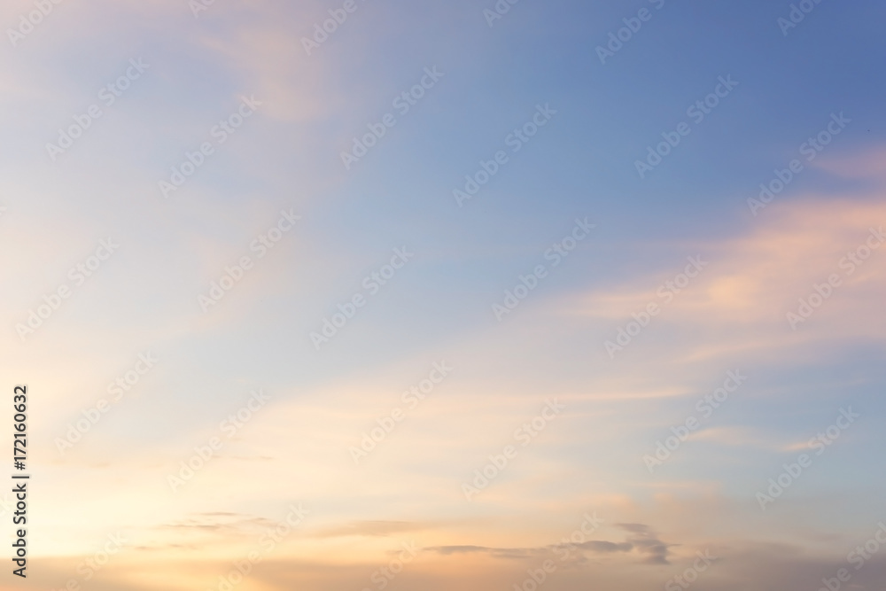 Fototapeta premium Kolorowe niebo o zachodzie słońca w tle