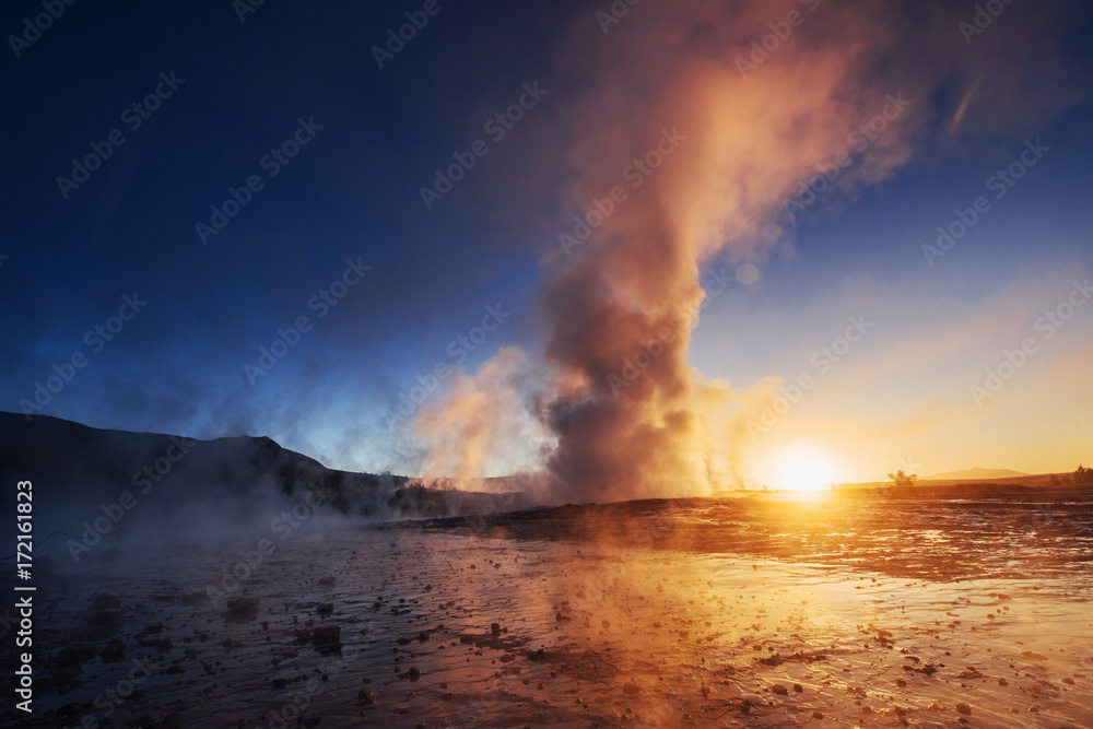 geysers in Iceland. Fantastic kolory.Turysty watch the beauty of the world