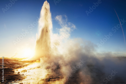 geysers in Iceland. Fantastic kolory.Turysty watch the beauty of the world