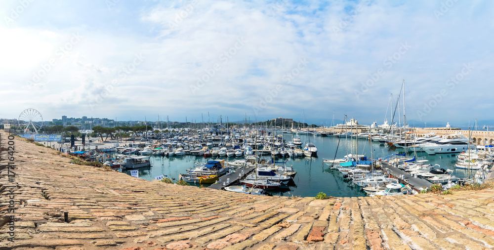Obraz premium Skyline and Vauban port in Antibes