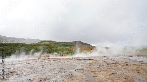 Heiße Quellen und Geysir Strokkur - Landschaft in Islands Süd-Westen / Golden Circle