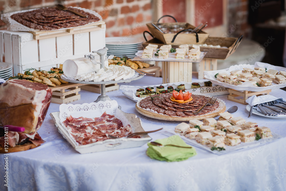 Naklejka premium Buffet on white tablecloth
