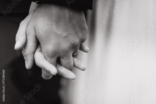 Εκτύπωση καμβά Bride and groom interlacing fingers black and white