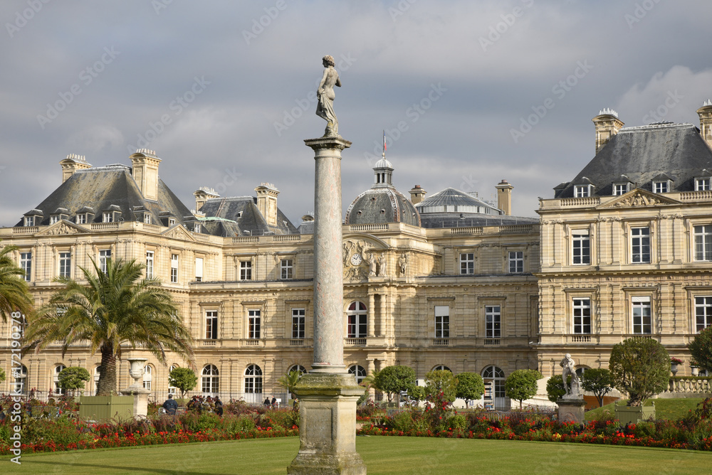 Statue colonne au jardin du Luxembourg à Paris, France