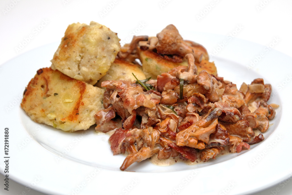 Semmelknödel mit Pfifferlingen Semmelknödel mit Pfifferlingen