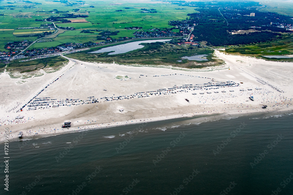 Φωτογραφία Panorama flight over the Elbe River and the west coast of Germany, with the Kiel-Canal and the Cities of Buesum and St