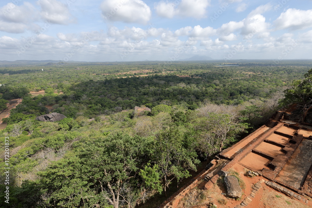 Fototapeta premium Blick vom Löwenfelsen in die Landschaft bei Sigiriya in Sri Lanka