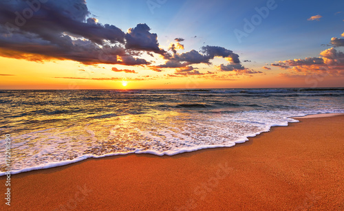 Fototapeta Naklejka Na Ścianę i Meble -  Beautiful tropical sunrise on the beach.