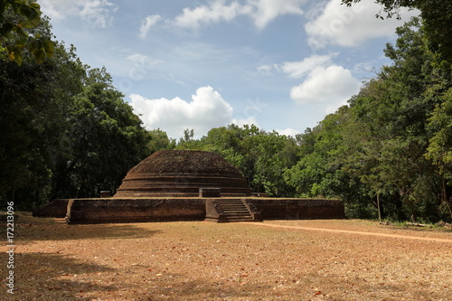 Die antiken Tempelruinen von Sabashalawa bei Sigiriya in Sri Lanka photo