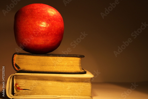 Apfel auf Büchern