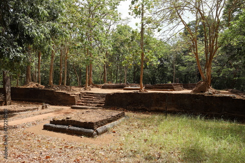 Die antiken Tempelruinen von Sabashalawa bei Sigiriya in Sri Lanka photo