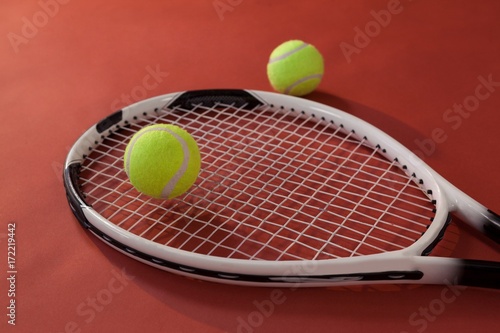 High angle view of tennis racket and fluorescent yellow balls © WavebreakMediaMicro