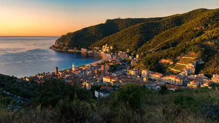 Papier peint photo Ligurie Noli médiévale en bord de mer  © Job