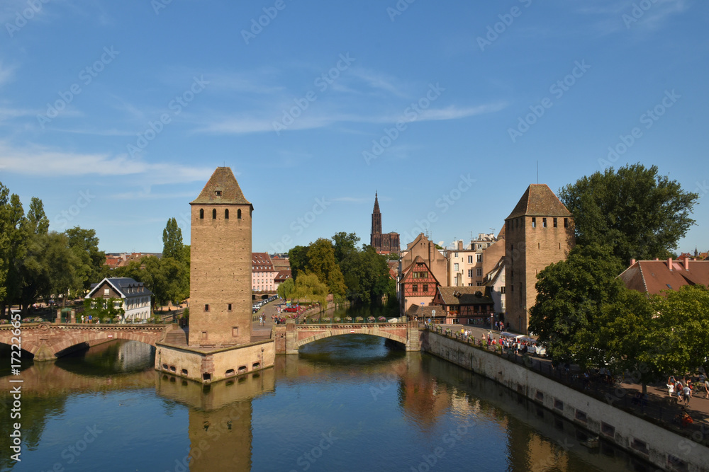 Straßburg, Elsaß, Frankreich, Europa / Strasbourg, Alsace: Petite France (Altstadt); Türme von Ponts Couverts mit Münster